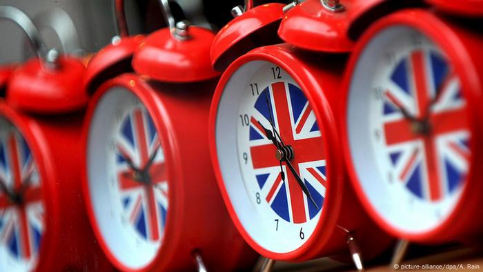 Brexit Uhren Symbolbild Countdown (picture-alliance/dpa/A. Rain)