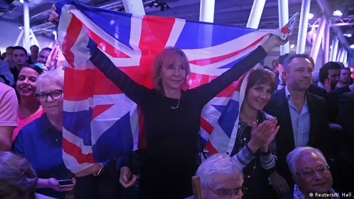 Großbritannien London Brexit Frau mit Union Jack