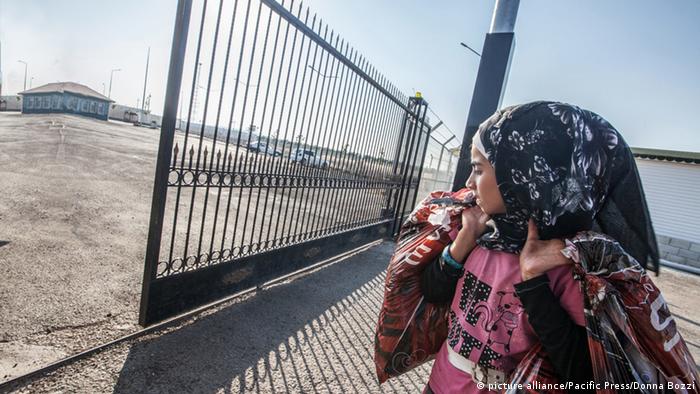 Türkei Kilis Frau an syrisch-türkischer Grenze