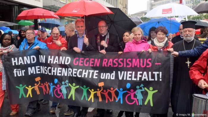 München Menschenkette Hand in Hand gegen Rassismus (Imago/M. Westermann)