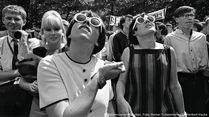 Fãs aguardam os Beatles em Munique, em 1966