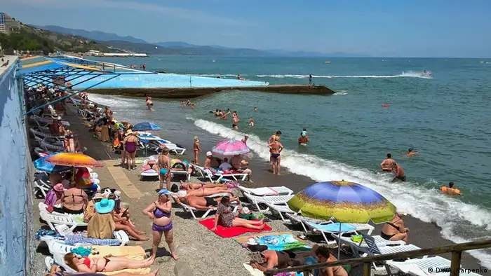 На пляже Алушты в разгар сезона людей немного. Июнь 2016 года 