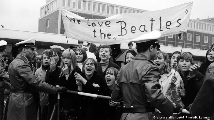 Fãs se despedem dos Beatles no aeroporto de Hamburgo, em 1966