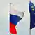 Флаги России и Евросоюза на фоне самолета над Ниццей