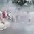 Tränengas gegen polnische Fußballfans in Marseille (Foto: Reuters)