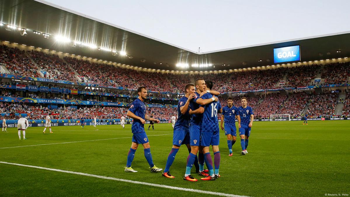 Transmissão do placar da partida de futebol da copa do euro das oitavas de  final da croácia x espanha