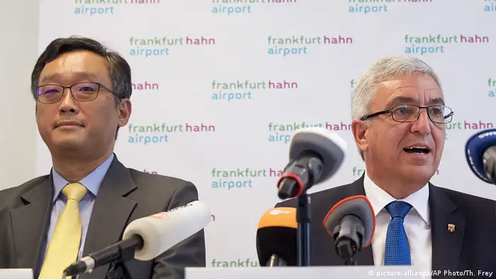 Frankfurt Hahn Flughafen Roger Lewentz und Yu Tao Chou