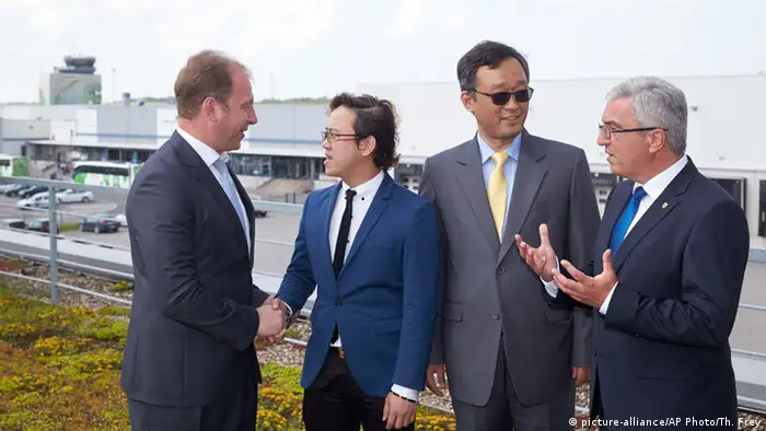 从左至右：莱法州内政秘书施特希（Randolf Stich)、益谦公司代表Kyle Wang、公司发言人Yu Tao Chou和莱法州内政部长勒文茨（Roger Lewentz）