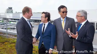 Frankfurt Hahn Flughafen Randolf Stich mit Yu Tao Chou und Kyle Wang