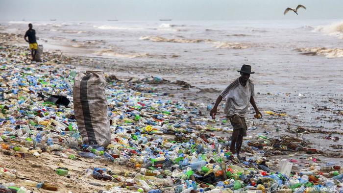 BdW Global Ideas Ghana Plastikmüll am Strand