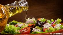 Symbolbild Salat mit Olivenöl. Copyright: Colourbox #2976060