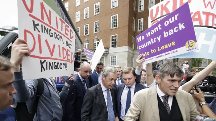 Großbritannien Nigel Farage Menschen mit Plakaten Vote to leave
