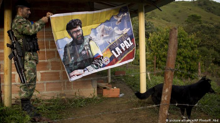 Kolumbien FARC-Kämpfer mit Plakat - Alfonso Cano, Rebellenführer