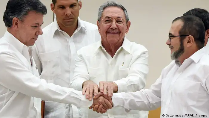 Kuba Raul Castro, Juan Manuel Santos und FARC-Rebellenführer Rodrigo Londono in Havanna (Getty Images/AFP/R. Arangua)