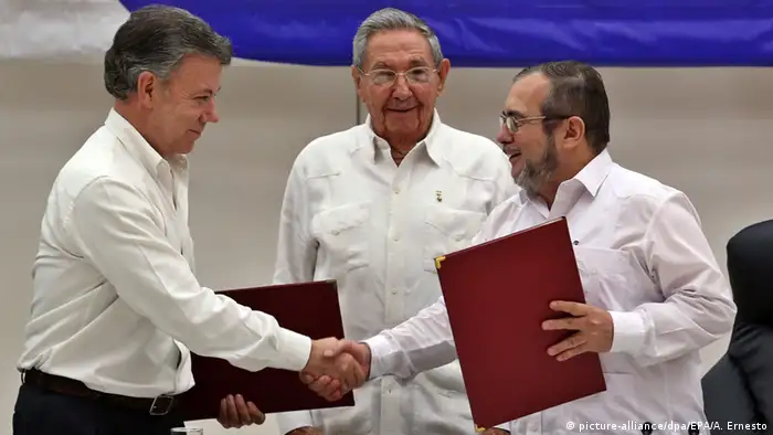 Kuba Raul Castro, Juan Manuel Santos und FARC-Rebellenführer Rodrigo Londono in Havanna