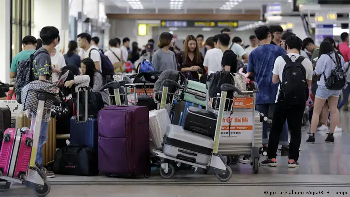 Taiwan Taipeh Songshan Flughafen - Menschen warten am Flughafen wegen Streik
