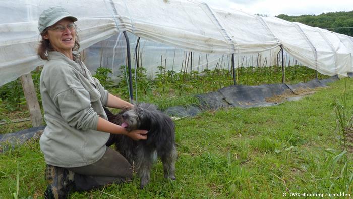 Lisa Schäfer in front of the paprika greenhouse of the Community Supported Agriculture in Bonn (Photo: Oleg Ködding-Zurmühlen / DW)
