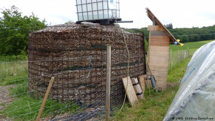 Biomeiler built by the Community Supported Agriculture in Bonn (Photo: Oleg Ködding-Zurmühlen / DW)