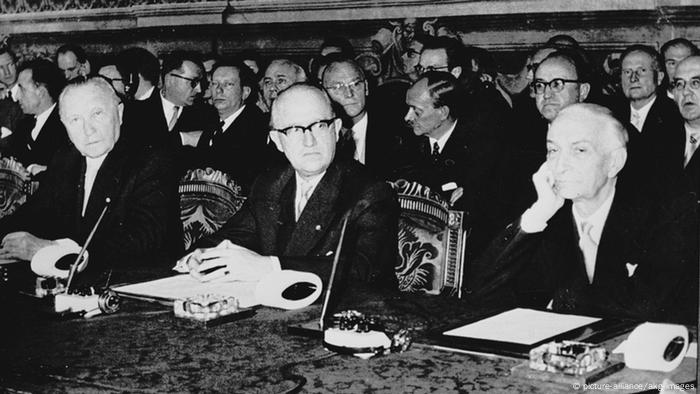في الصورة: توقيع معاهدة روما التي أنشأت الجماعة الاقتصادية الأوروبية عام 1957