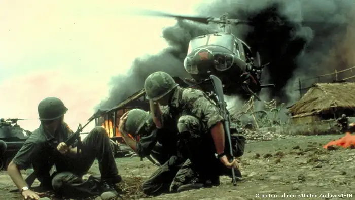 Szene aus dem Film Apocalypse Now mit US-GIs im Einsatz mit Helikopter in vietnamesischem Dorf (Foto: picture alliance/United Archives/IFTN)
