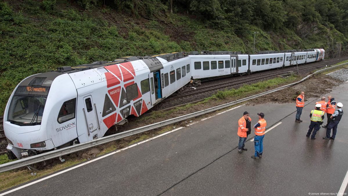 German train derails after hitting rocks – DW – 06/25/2016