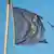 Griechenland Zerissene Europa-Flagge im Hafen von Vathy auf der Insel Samos