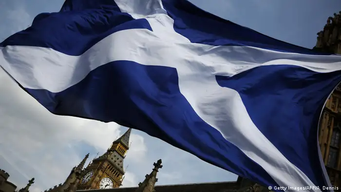 Großbritannien Houses of Parliament mit schottischer Flagge in London (Getty Images/AFP/A. Dennis)