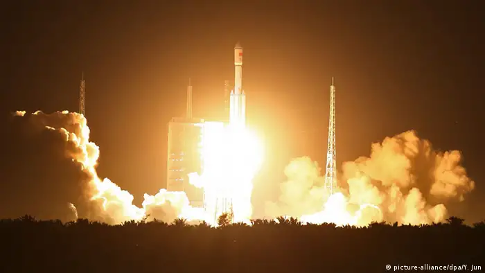 China Wenchang Raketenstart Langer Marsch 7 (picture-alliance/dpa/Y. Jun)