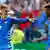 Antoine Griezmann e Kingsley Coman celebram o primero gol francês contra a Irlanda