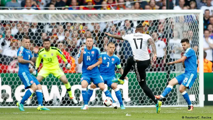 UEFA EURO 2016 - Achtelfinale | Deutschland vs. Slowakei 1 Tor Boateng schießt