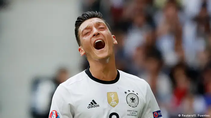 UEFA EURO 2016 - Achtelfinale | Deutschland vs. Slowakei Reaktion Özil Elfmeter
