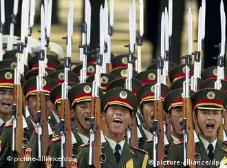 People's Liberation soldiers parade on the forecourt beside the Great Hall of the People on Beijing's Tiananmen Square in preparation for a welcoming ceremony for Peruvian President Alejandro Toledo Thursday 02 June 2005. Toledo is on a three day visit to China. Foto: ADRIAN BRADSHAW +++(c) dpa - Report+++