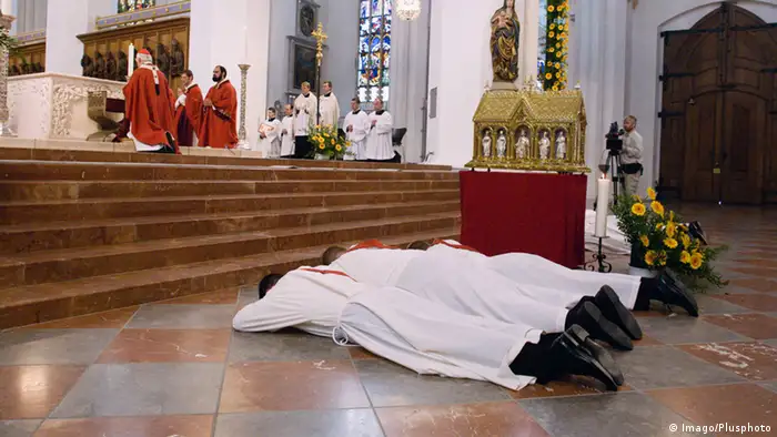 Deutschland Priesterweihe im Liebfrauendom in München (Imago/Plusphoto)