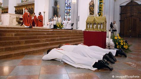 Deutschland Priesterweihe im Liebfrauendom in München