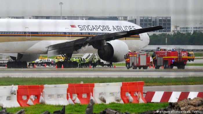 Singapur Flugzeug von Singapore Airlines - Brand, Notlandung