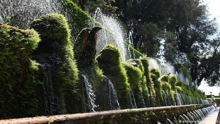 Η Ιταλία πρωτοστάτησε στο σχεδιασμό κήπων που κοσμούσαν πολυτελείς εξοχικές κατοικίες. Οι κήποι της Βίλα ντ' Έστε στη Ρώμη σχεδιάστηκαν τον 16ο αιώνα. Τα παιχνίδια του νερού είναι ένα τυπικό στοιχείο ενός αναγεννησιακού κήπου. Ένα από τα αξιοθέατα της Βίλα ντ' Έστε είναι η λεωφόρος των εκατό σιντριβανιών.
