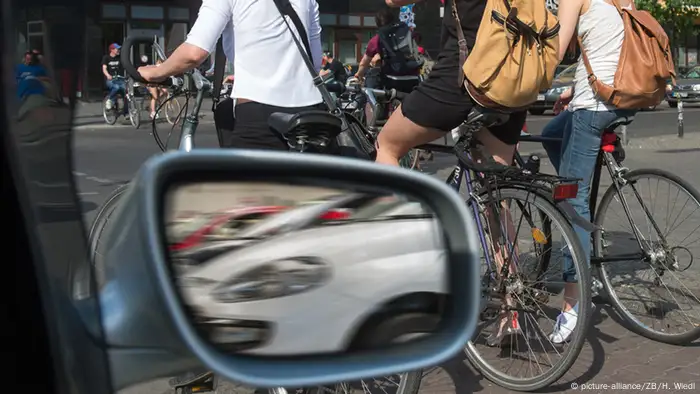 Deutschland Straßenverkehr Rückspiegel und Fahrradfahrer