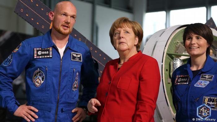 Astronauten Samantha Cristoforetti und Alexander Gerst mit Angela Merkel beim European Astronaut Center