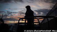 ARCHIV 2015 **** (150712) -- ALMOLOYA DE JUAREZ, July 12, 2015 () -- An element of Federal Police, stands guard at the main entrance of the Altiplano Prison in Almoloya de Juarez township, State of Mexico, Mexico, on July 12, 2015. Mexico's drug cartel kingpin Joaquin El Chapo Guzman escaped from prison through a tunnel of more than 1.5 km long under his cell, authorities said Sunday. Guzman, leader of the Sinaloa drug cartel, disappeared from the maximum-security Altiplano prison outside of Mexico City Saturday night, according to the National Security Commission. (/Pedro Mera) (dzl) | © picture-alliance/Photoshot/P. Mera