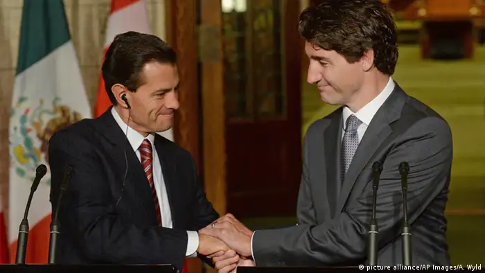 El presidente de México, Enrique Peña Nieto, y el primer ministro de Canadá, Justin Trudeau, hablaron por teléfono y acordaron reforzar los lazos de amistad, cooperacióny económicos entre ambos países. Anteriormente, habían asegurado que reforzarían el compromiso comercial entre ambos países, ante la amenaza del presidente de Estados Unidos, Donald Trump, de abandonar el TLCAN. (31.01.2017)