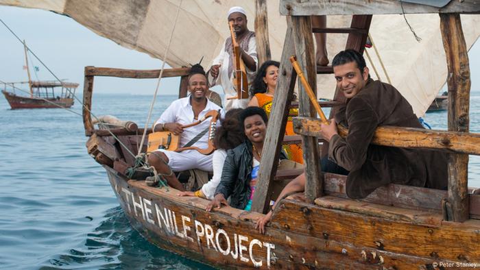 The Nile Project in einem Boot vor der Küste von Tansania (Foto: Peter Stanley)
