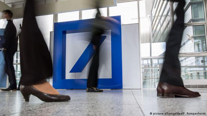 El Deutsche Bank anunció hoy que reducirá su plantilla desde los 97.000 empleados actuales hasta muy por debajo de los 90.000, en el marco de la reestructuración de sus negocios de banca corporativa y de inversión. (24.05.2018).