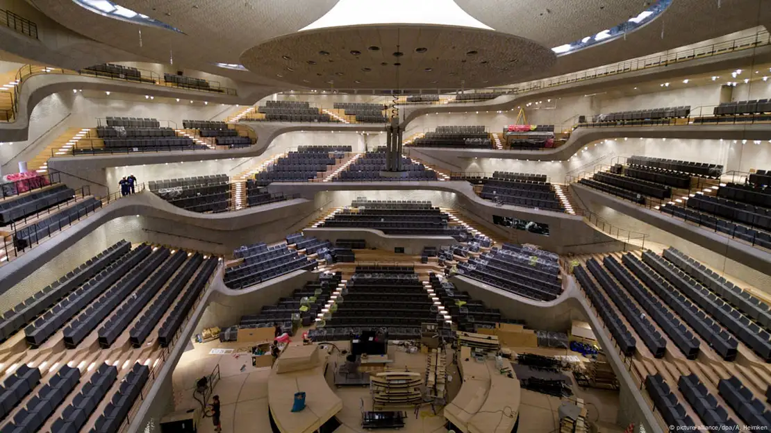 Key to the Elbphilharmonie's concert hall turned over – DW