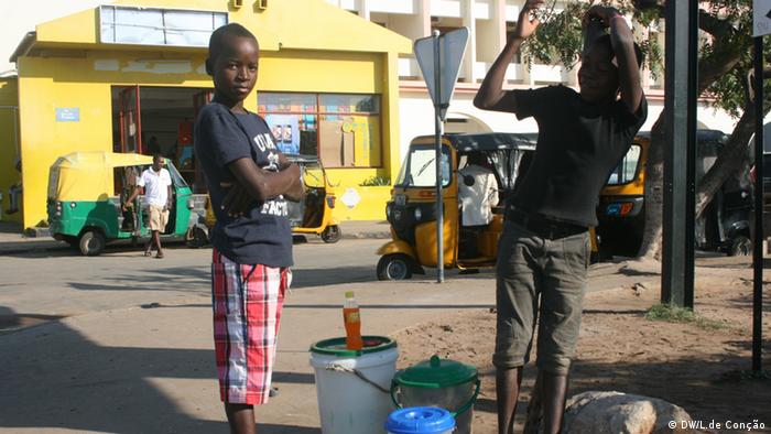 Kinder arbeiten auf der Straße Mosambik Afrika Dürre