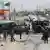 Forças de segurança afegãs no local de atentado a comboio de ônibus