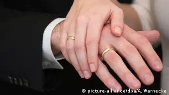 Zwei Hände mit Ehering. Symbolbild Liebespaar Ehering