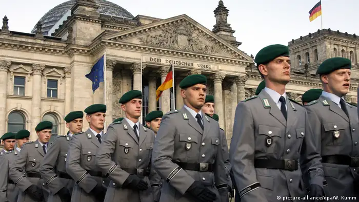 Deutschland Bundeswehr Rekruten vor dem Reichstagsgebäude
