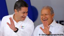 30.06.2016 Honduran President Juan Orlando Hernandez and Salvadorean President Salvador Sanchez Ceren wave during the family photo of the XLVII SICA ordinary meeting of Heads of State and Government in Roatan island, Honduras, on June 30, 2016. / AFP / STR (Photo credit should read STR/AFP/Getty Images) (c) Getty Images/AFP/STR