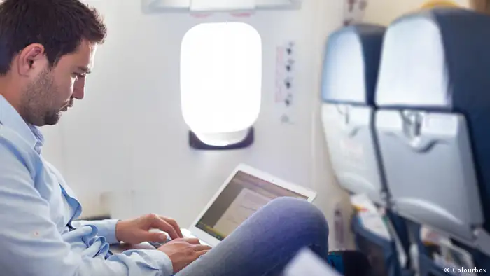 Passagier im Flugzeug mit Laptop