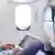 Passagier im Flugzeug mit Laptop